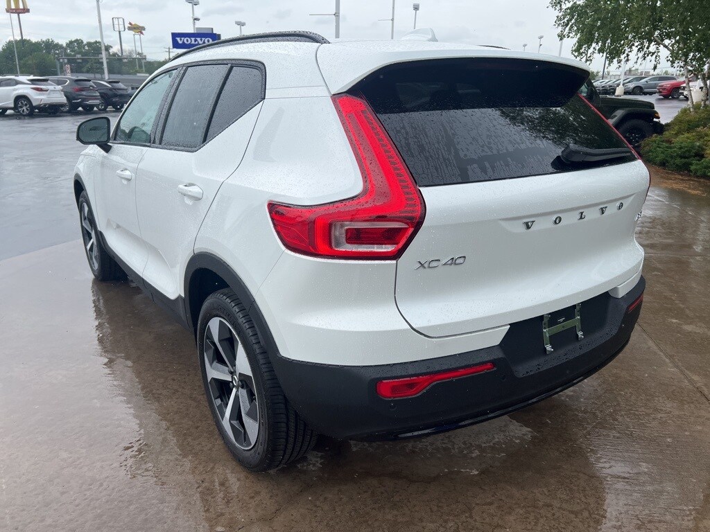 2026 Volvo XC40 Core photo 4