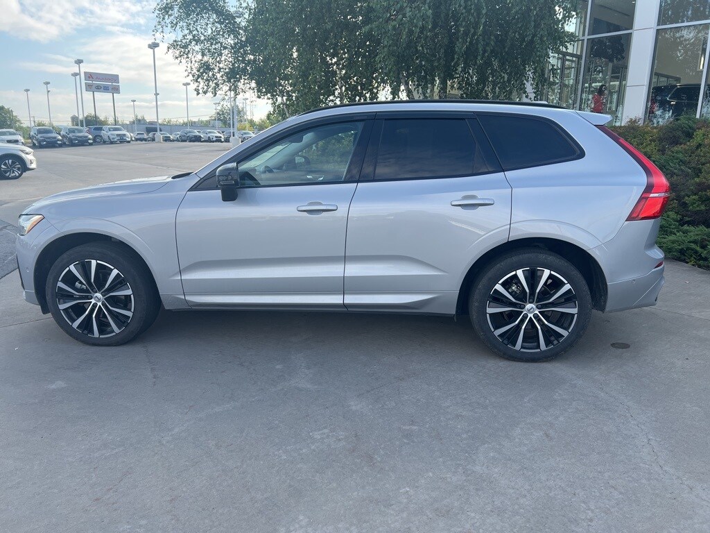 2023 Volvo XC60 B5 Plus photo 2