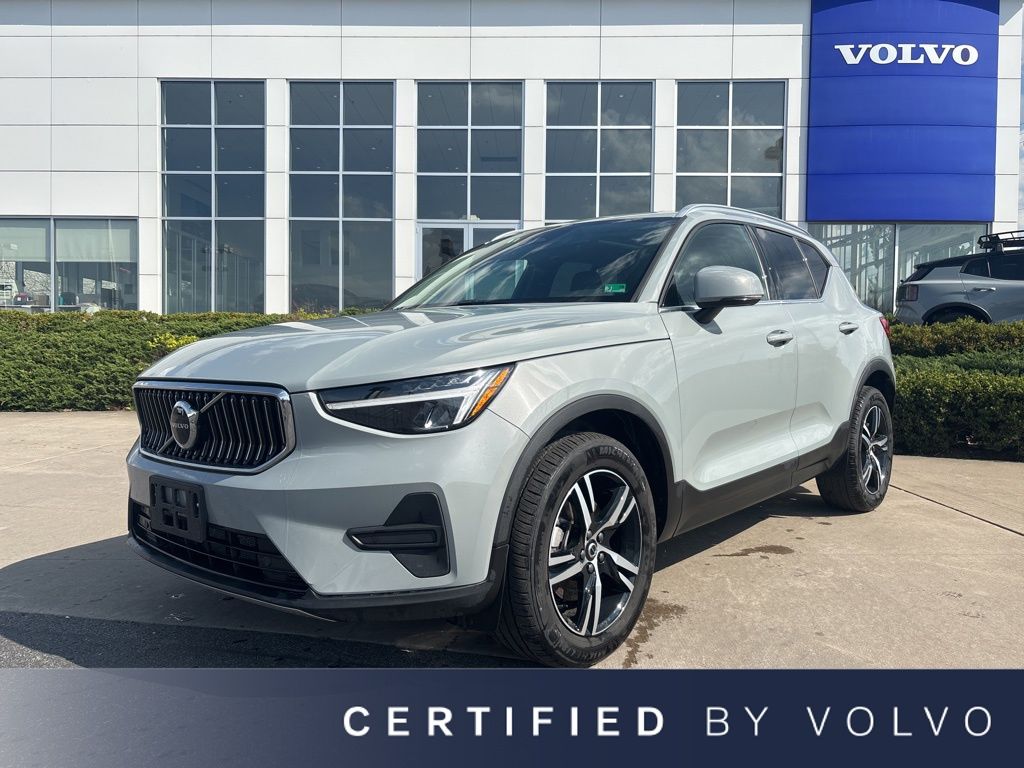 2025 Volvo XC40 SUV 