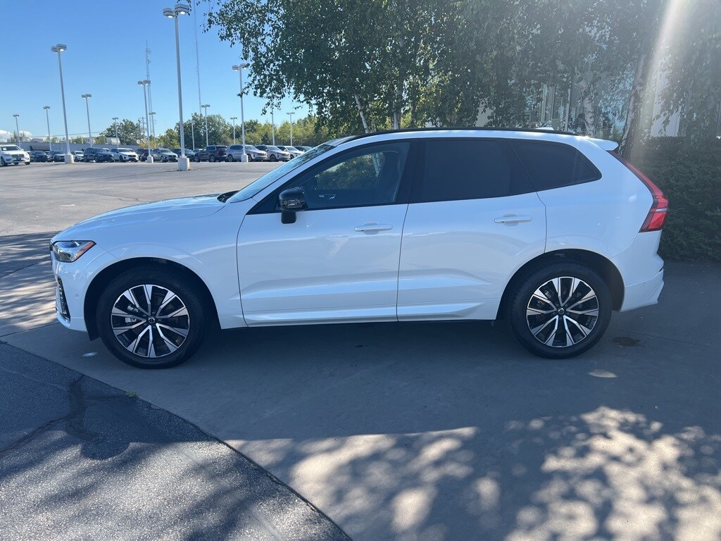 2025 Volvo XC60 B5 Plus photo 2