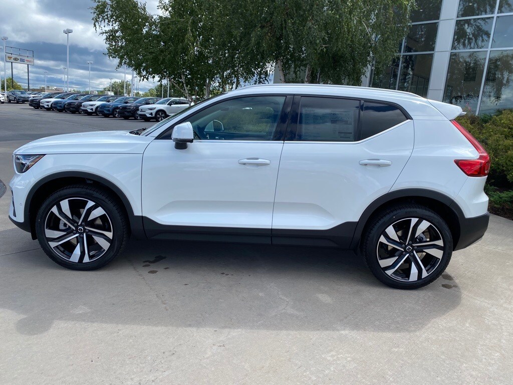 2025 Volvo XC40 Plus photo 2