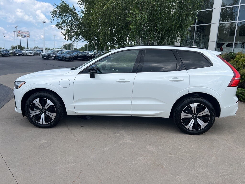 2025 Volvo XC60 Hybrid T8 Plus photo 2