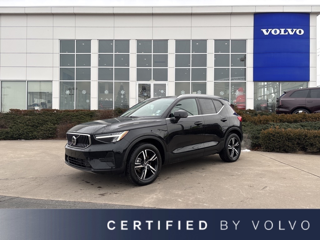 2025 Volvo XC40 Core's photo