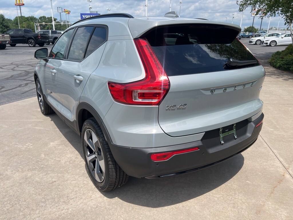 2026 Volvo XC40 Plus photo 4