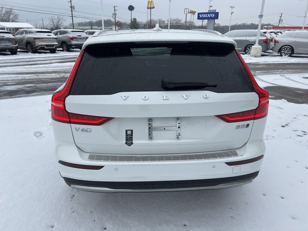 2025 Volvo V60 Cross Country B5 photo 4