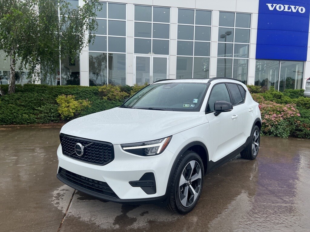 2026 Volvo XC40 Core photo 2