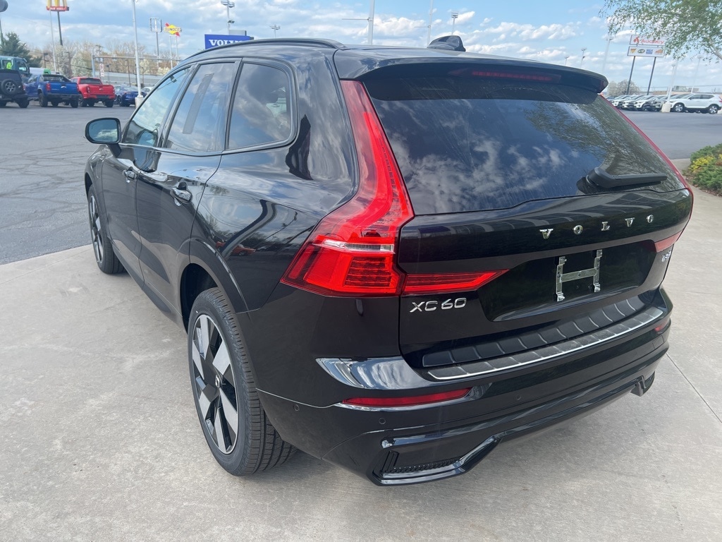 2025 Volvo XC60 T8 Plus photo 3
