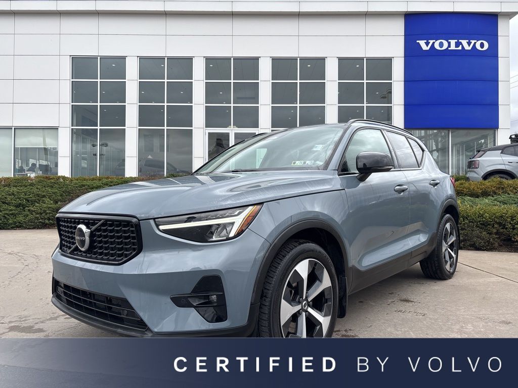 2023 Volvo XC40 B5 Plus Dark AWD's photo