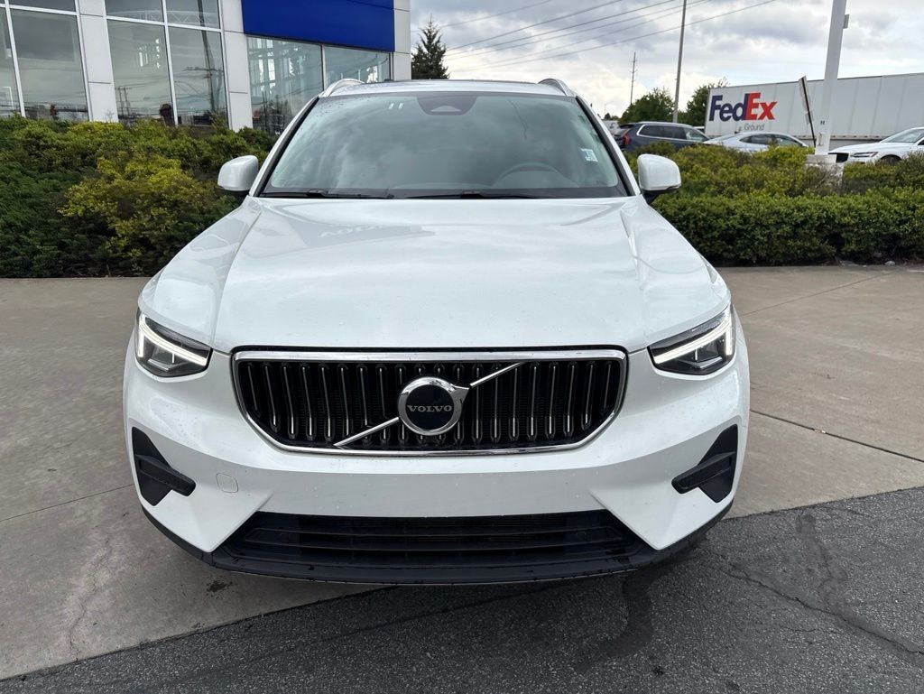 Used 2025 Volvo XC40 B5 Core SUV