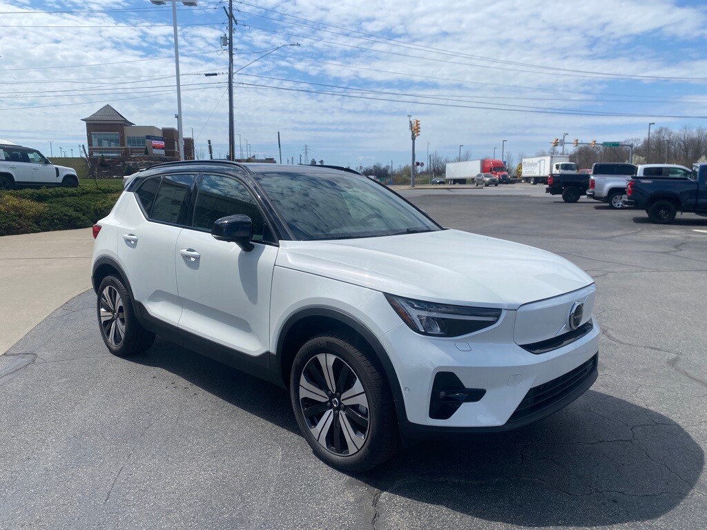 2023 Volvo XC40 Recharge Twin Plus photo 3