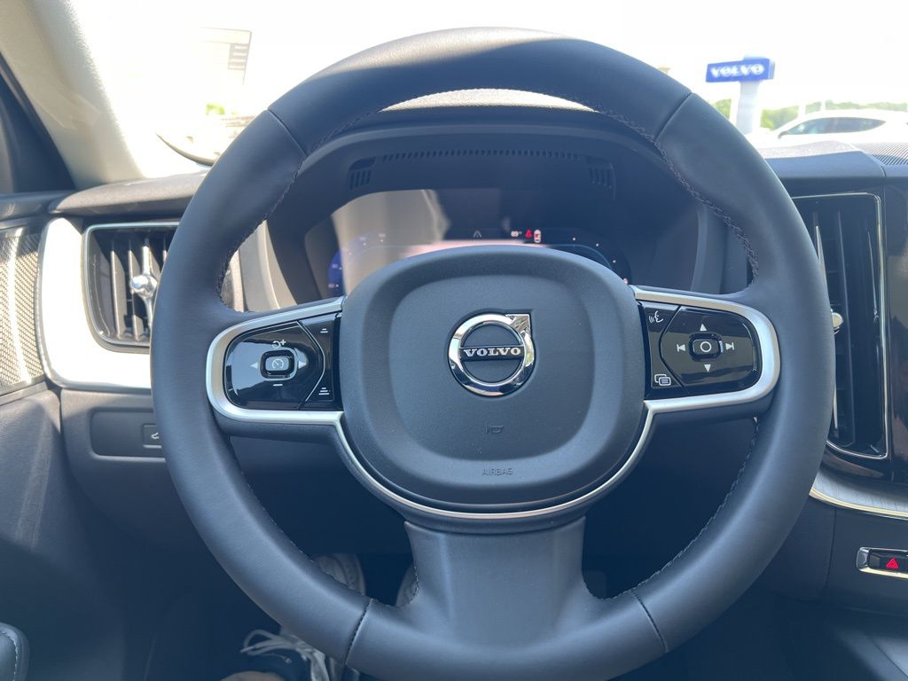 2025 Volvo XC60 Plus - Photo 17
