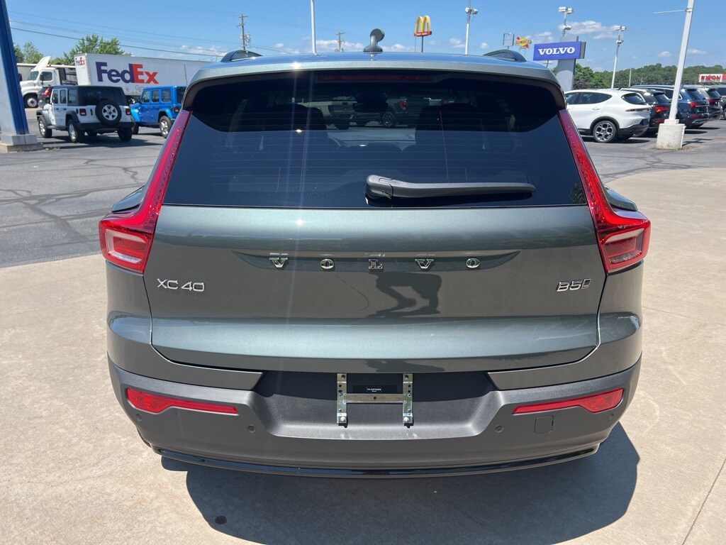 2026 Volvo XC40 Core photo 3