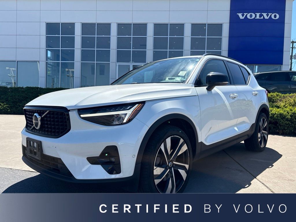 2023 Volvo XC40 B5 Plus Dark AWD's photo