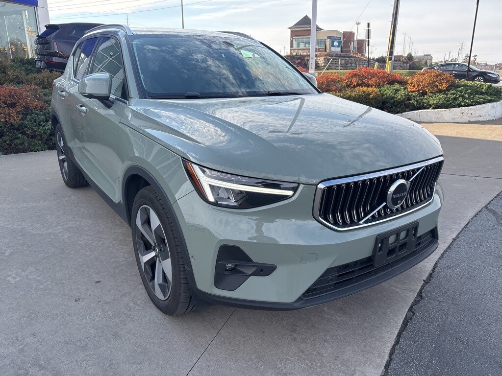 2025 Volvo XC40 Plus photo 3