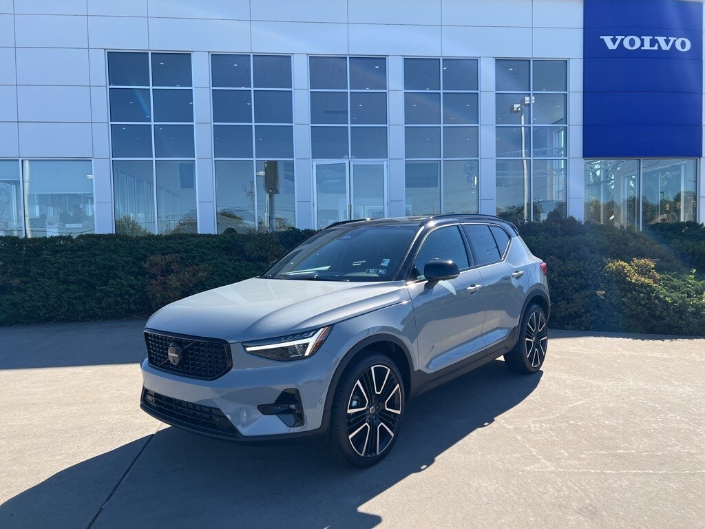 2026 Volvo XC40 photo 2