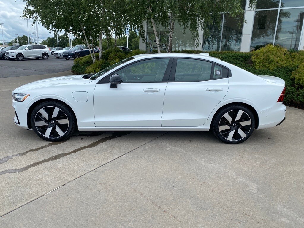 2024 Volvo S60 Recharge T8 Plus photo 2