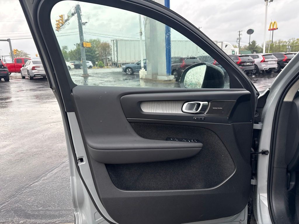 2026 Volvo XC40 Ultra - Photo 15