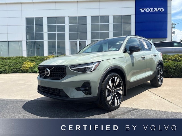 2024 Volvo XC40 B5 Plus Dark Theme SUV