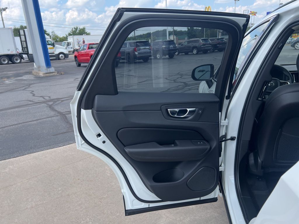 2025 Volvo XC60 Plus - Photo 26