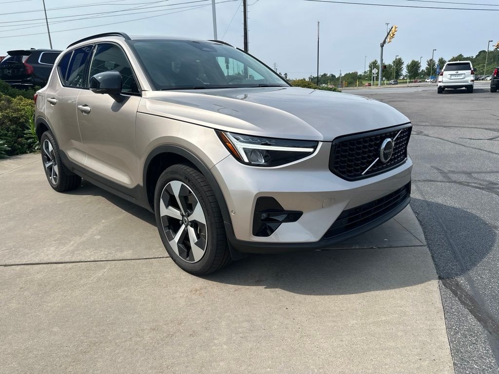 Used 2024 Volvo XC40 B5 Plus Dark Theme SUV