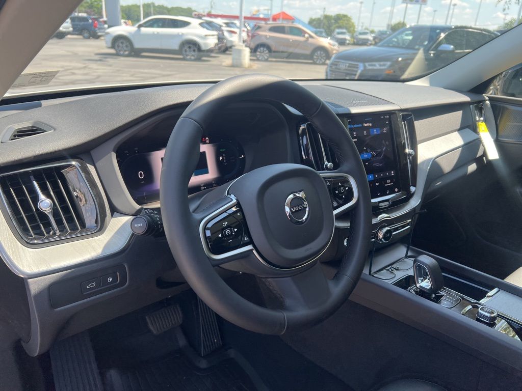 2025 Volvo XC60 Plus - Photo 14