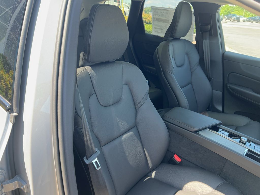 2025 Volvo XC60 Plus - Photo 38