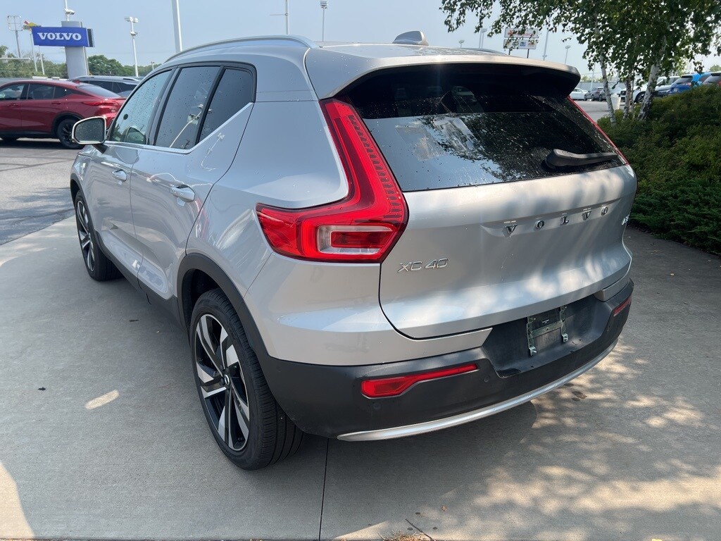 2025 Volvo XC40 Plus photo 2