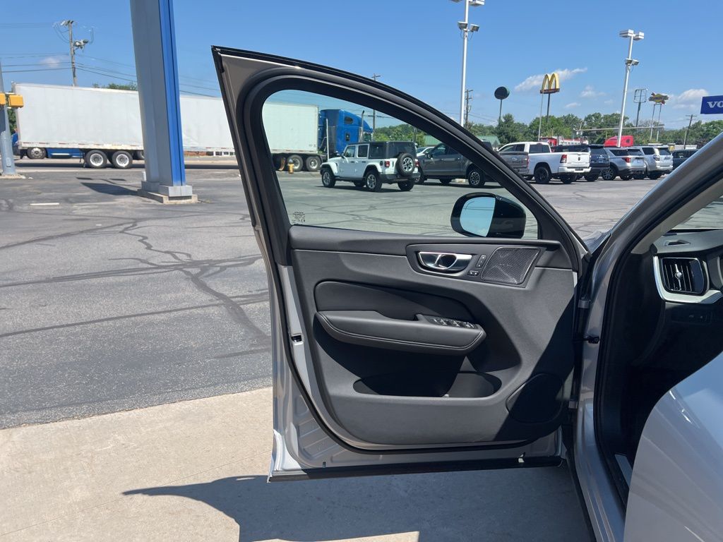 2025 Volvo XC60 Plus - Photo 11