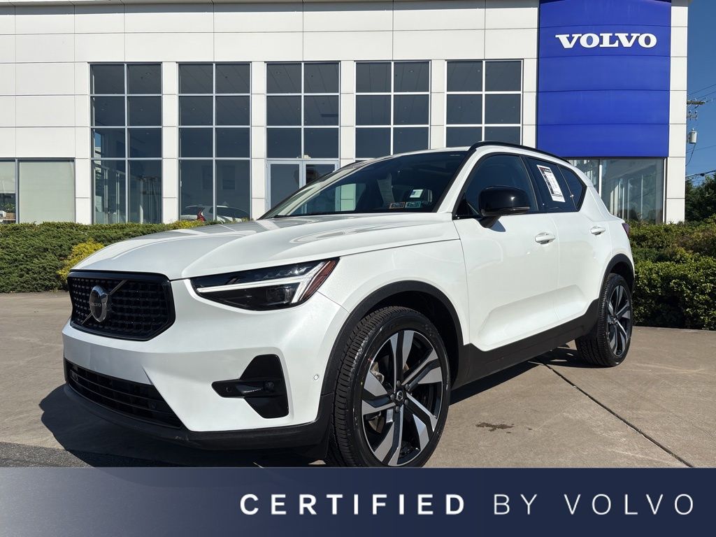 2024 Volvo XC40 B5 Plus Dark AWD's photo