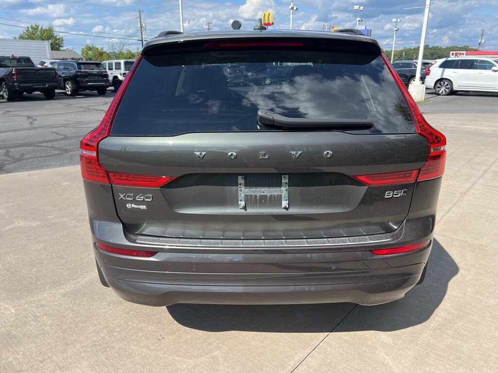 2022 Volvo XC60 B5 Momentum photo 3
