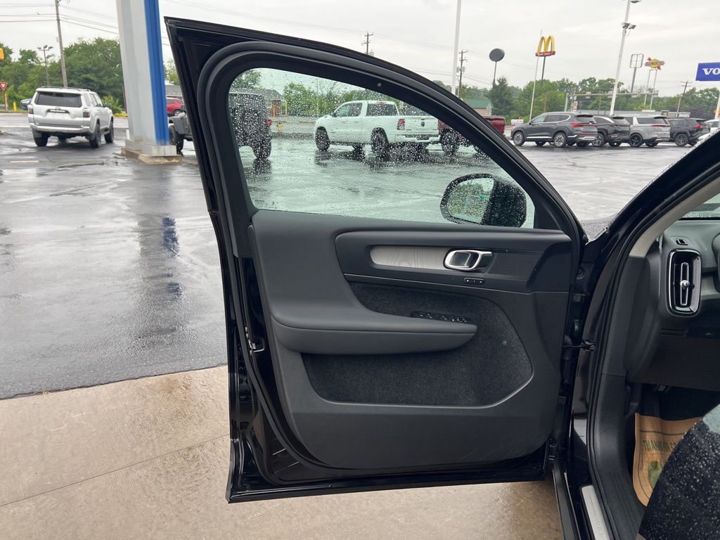 2023 Volvo XC40 Plus - Photo 11