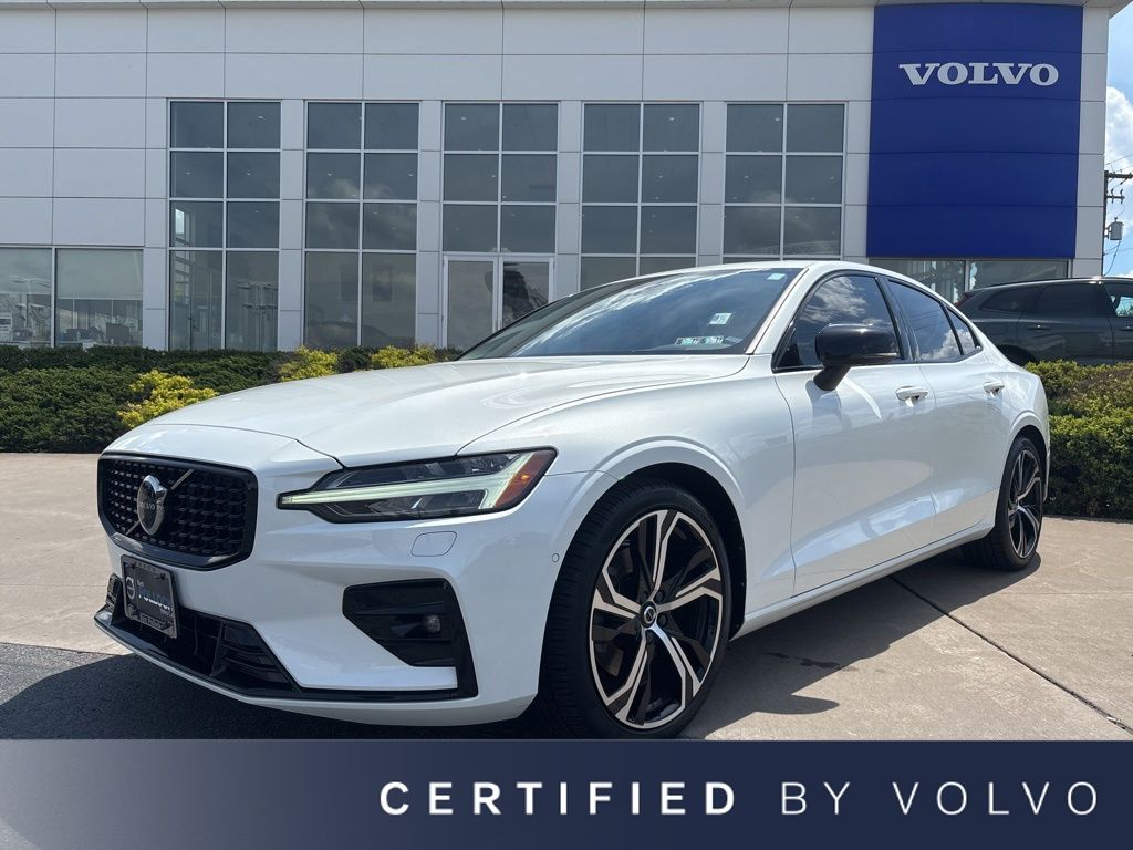 2024 Volvo S60 B5 Plus Dark Theme AWD's photo