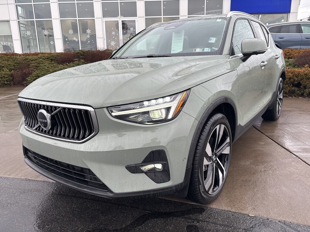 Certified 2025 Volvo XC40 B5 Ultra Bright Theme SUV