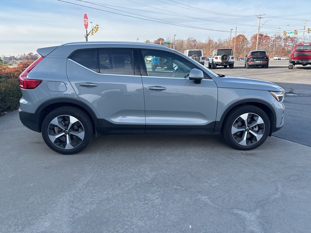 2025 Volvo XC40 Plus photo 4