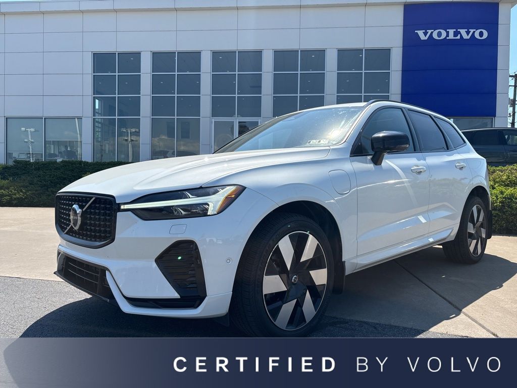 2024 Volvo XC60 T8 Plus Dark Theme AWD's photo