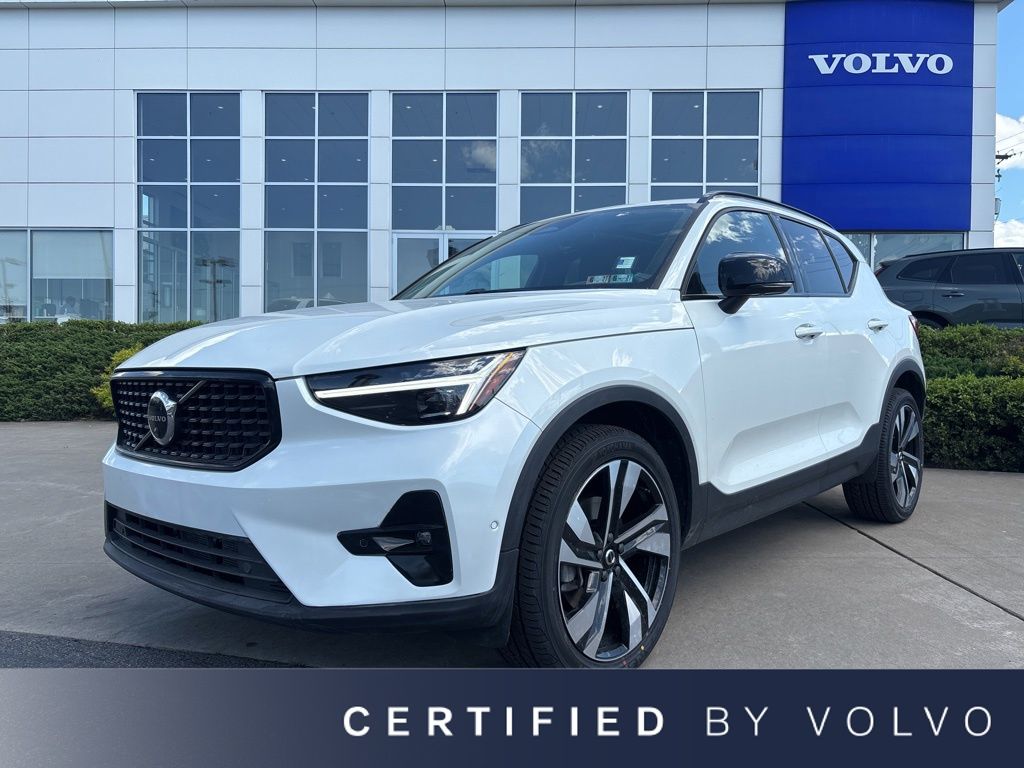 2024 Volvo XC40 B5 Plus Dark AWD's photo
