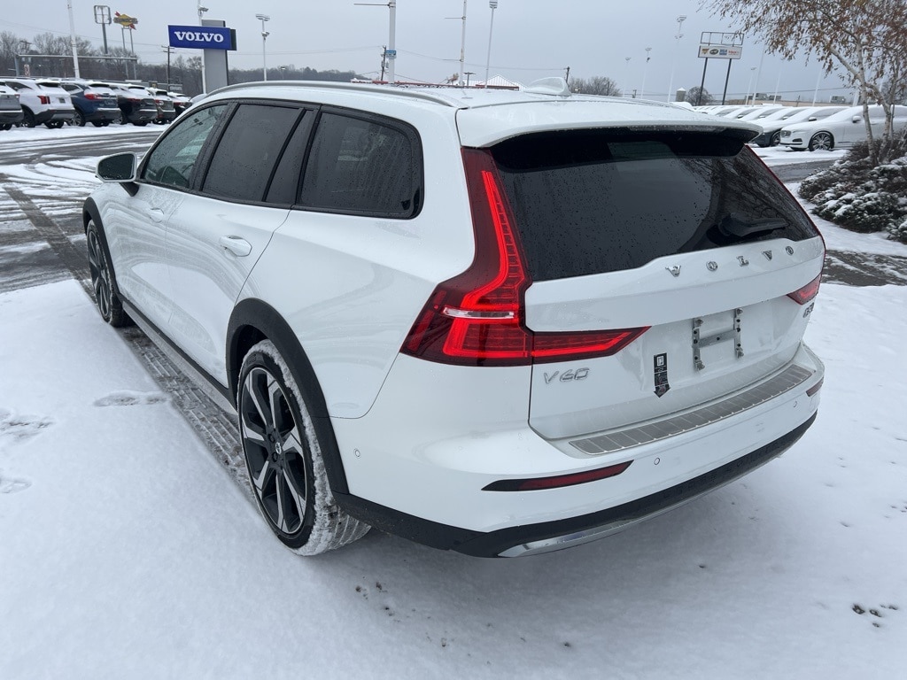 2025 Volvo V60 Cross Country B5 photo 3