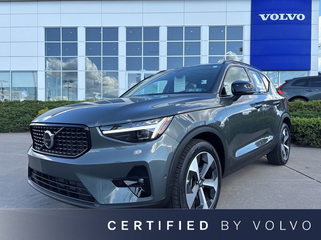 2026 Volvo XC40 B5 Plus Dark AWD's photo
