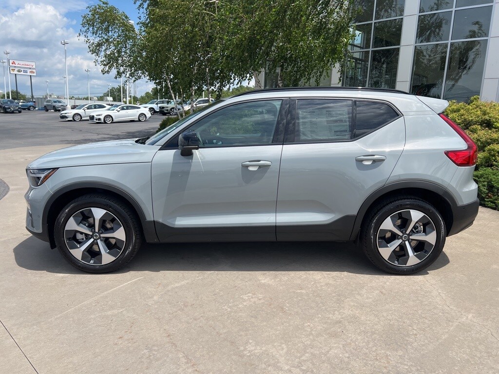 2026 Volvo XC40 Plus photo 3