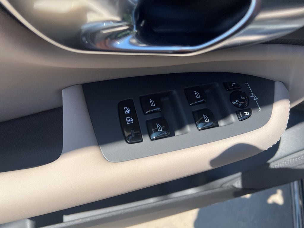 2026 Volvo XC90 Plus - Photo 12