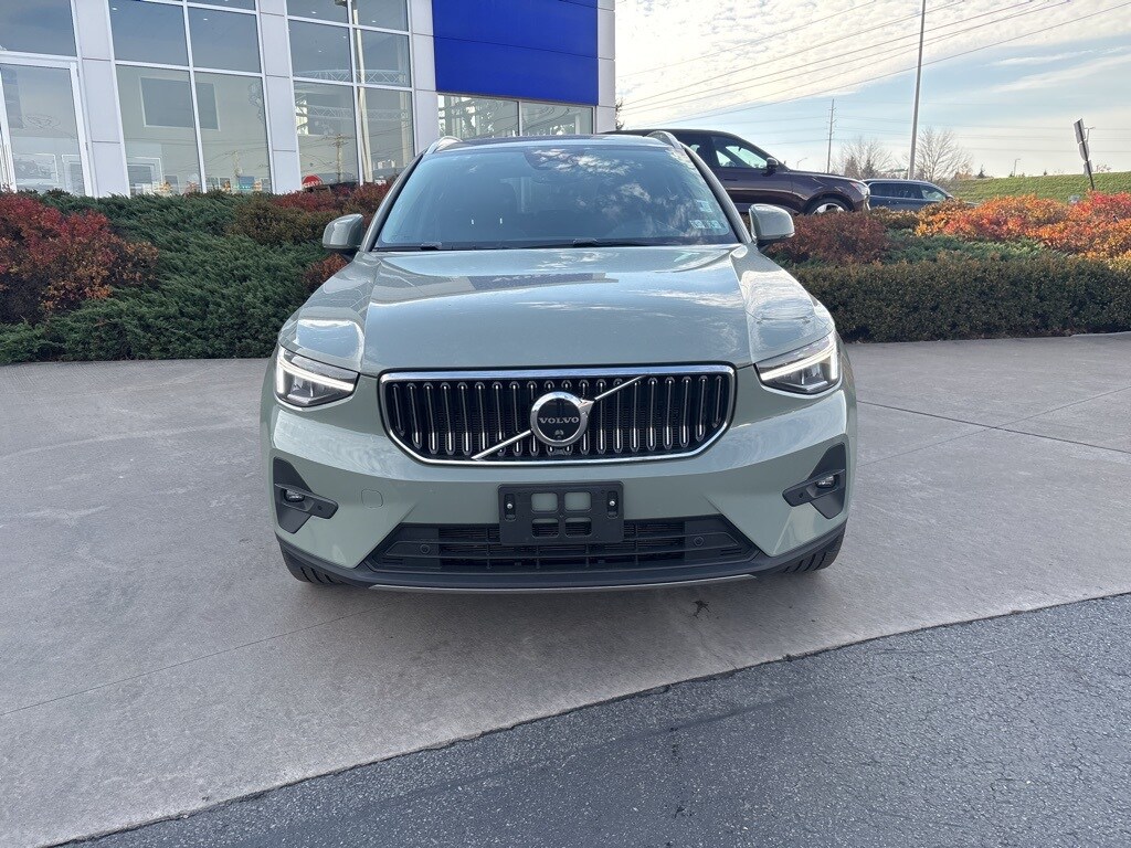 2025 Volvo XC40 Plus photo 2