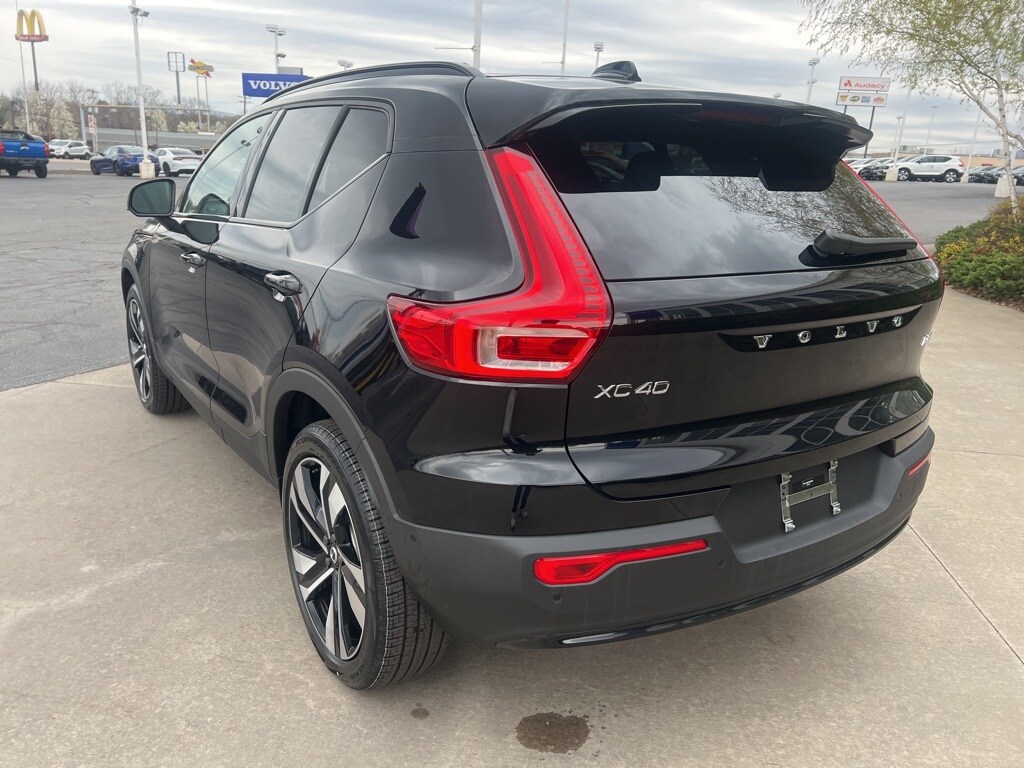2025 Volvo XC40 photo 3