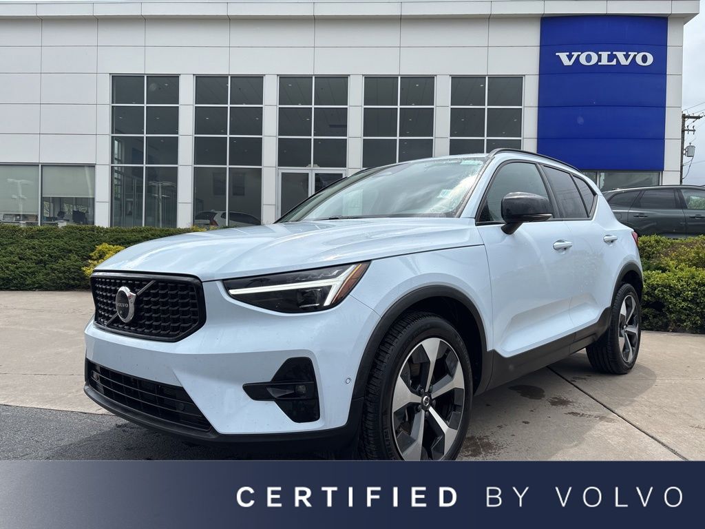 2026 Volvo XC40 B5 Plus Dark AWD's photo