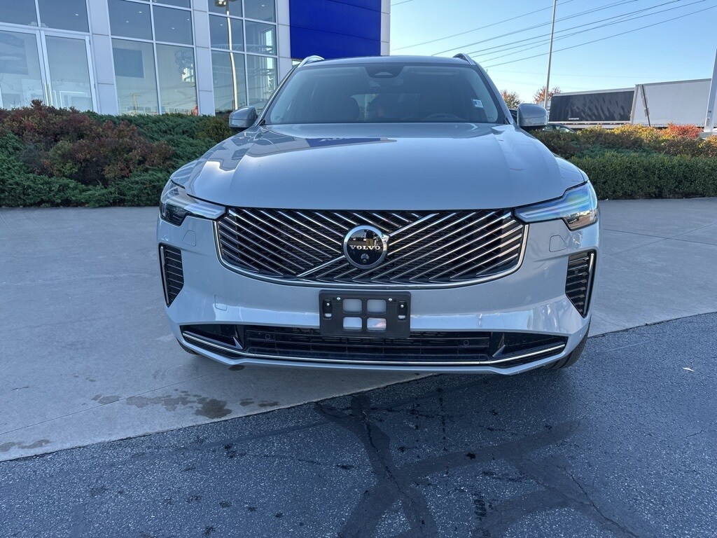 2025 Volvo XC90 Plus photo 2