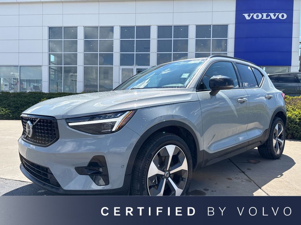 2026 Volvo XC40 B5 Plus Dark AWD's photo