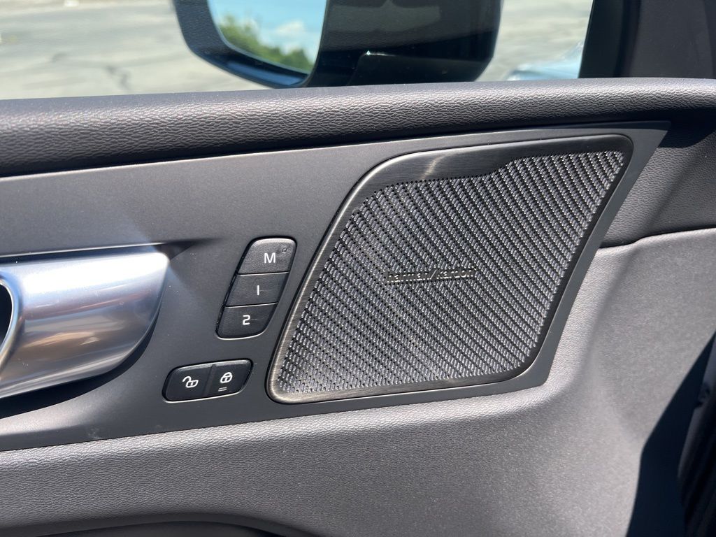 2025 Volvo XC60 Plus - Photo 13