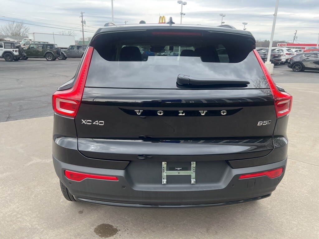 2025 Volvo XC40 photo 4