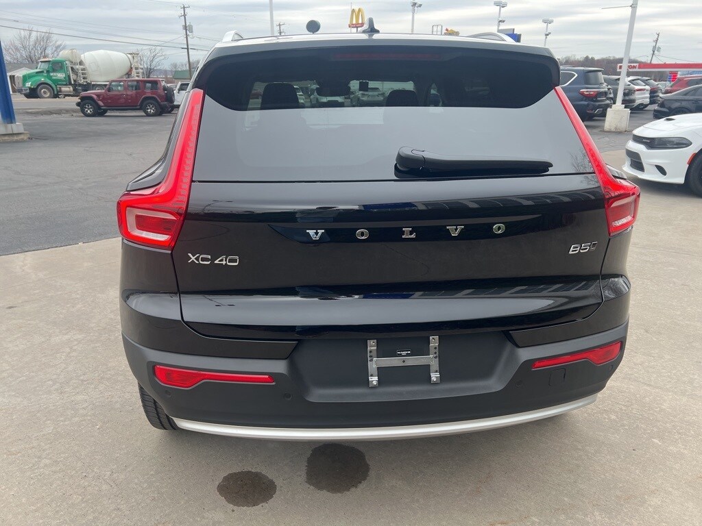 2025 Volvo XC40 Core photo 4