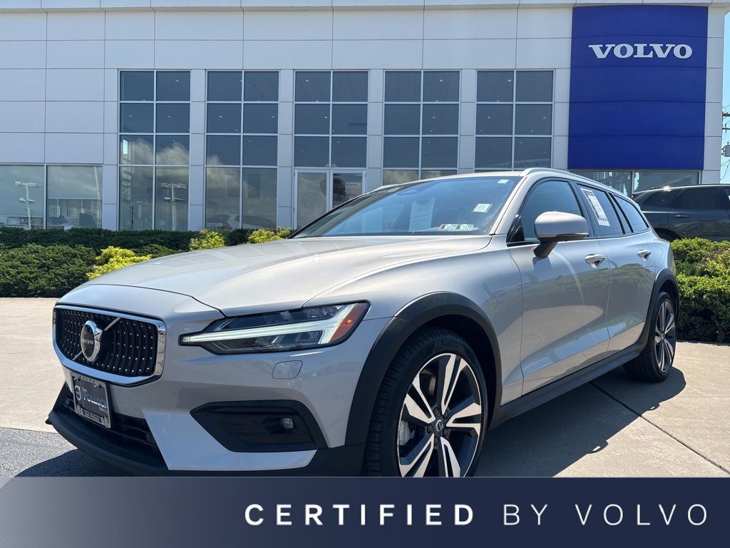 2025 Volvo V60 Cross Country B5 Plus AWD's photo