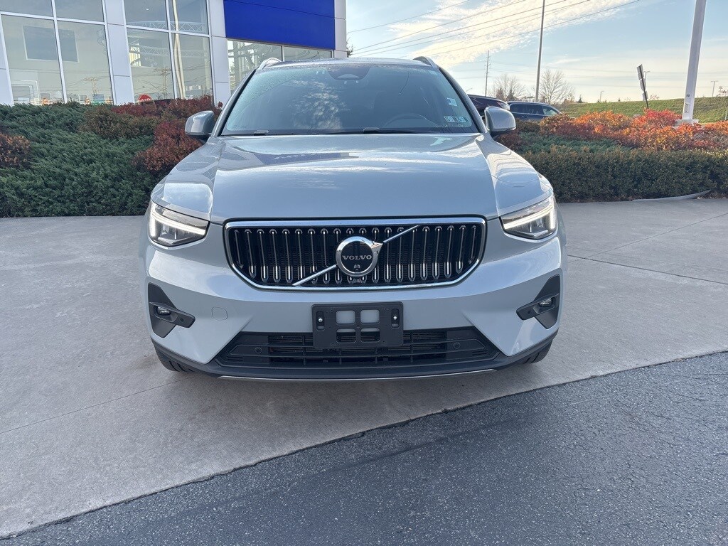 2025 Volvo XC40 Plus photo 2